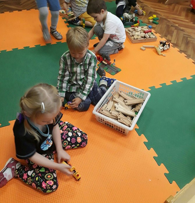 оранжевый и зелёный мягкий пол в детском саду