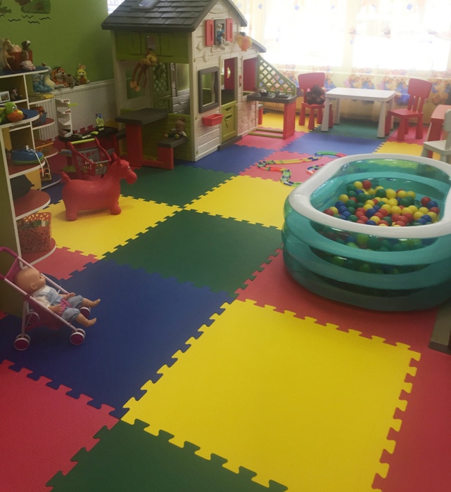разноцветный мягкий пол в детском саду
