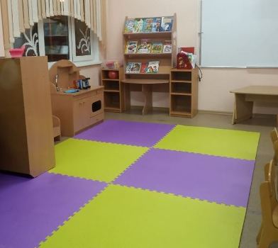 мягкий пол в детском саду, салатовый и фиолетовый