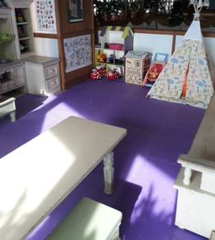 фиолетовый мягкий пол в детской комнате