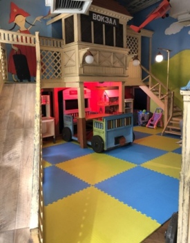 голубой и жёлтый мягкий пол в детской комнате