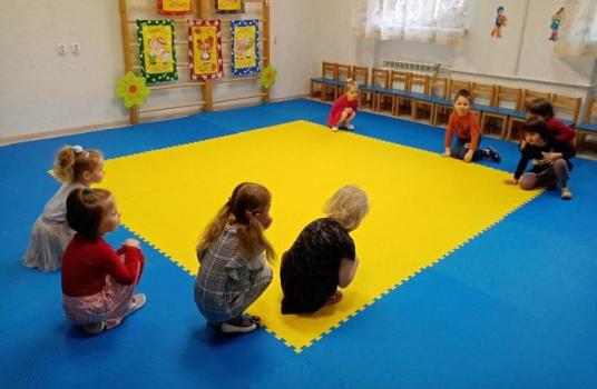 жёлтый и синий мягкий пол в детский сад