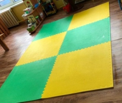 жёлтый и зелёный мягкий пол в детский сад